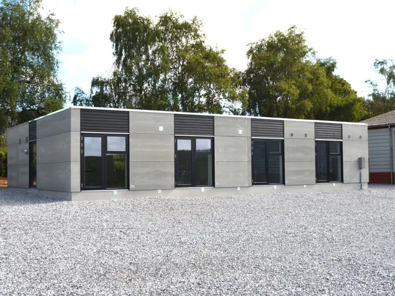 Ekstra undervisningsplads til Efterskolen for Scenekunst, selve bygningen i Flexicubes