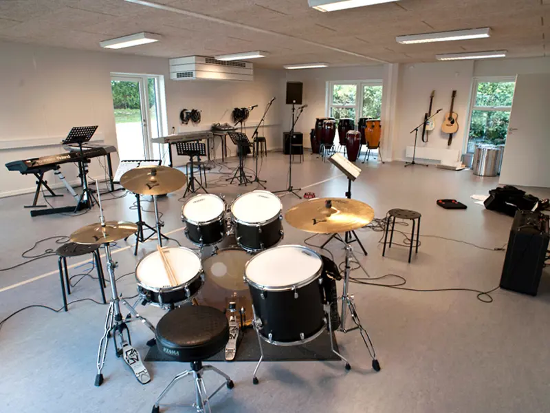Musiklokale med instrumenter