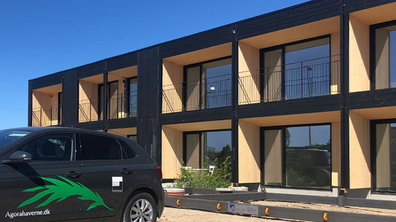 Agorahavernes bil foran Ibihaven
