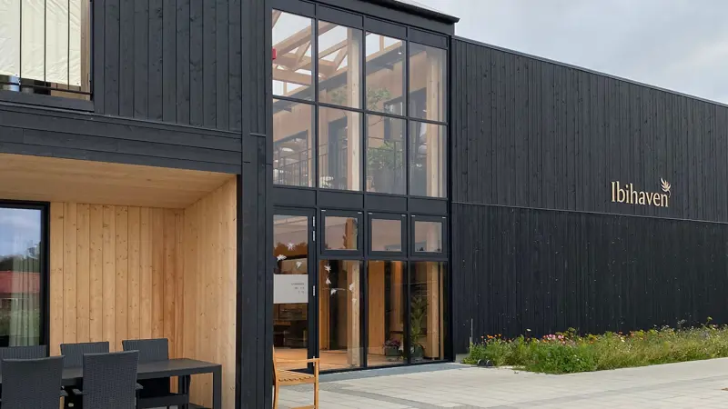 Indgangen og facade i træ ved Ibihaven Slagelse