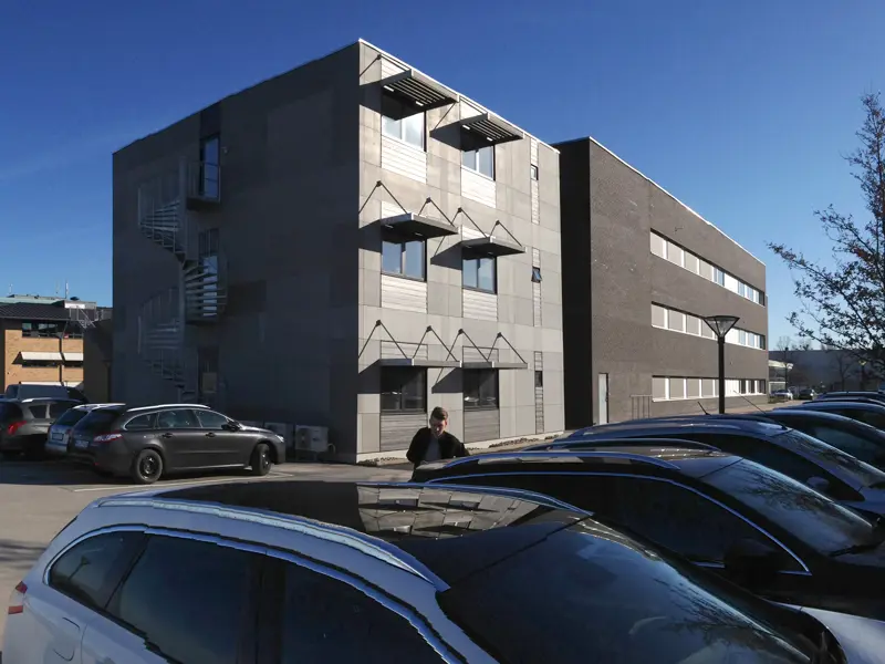 Stor 3 etager bygning i solskin.