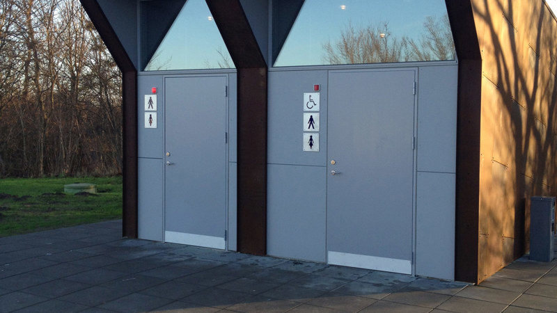 Toiletbygning til vejdirektoratet rammeaftale 1 med facade i cortenstål. To toiletter, hvor det ene er handicapvenligt.