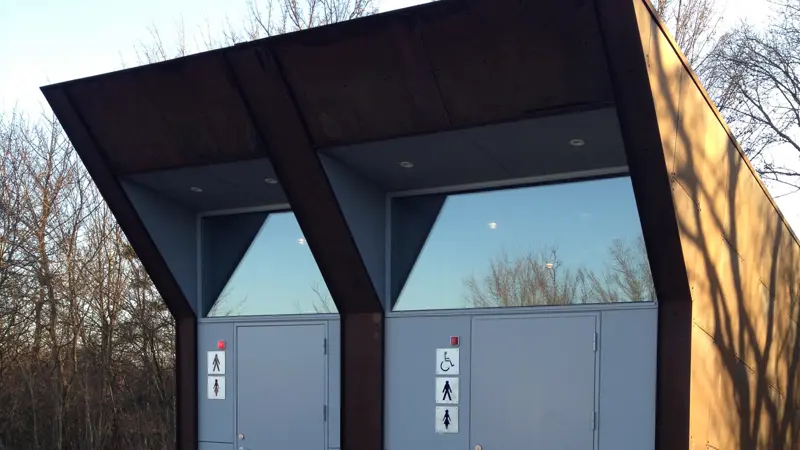 Toiletbygning til vejdirektoratet rammeaftale 1 med facade i cortenstål. To toiletter, hvor det ene er handicapvenligt.