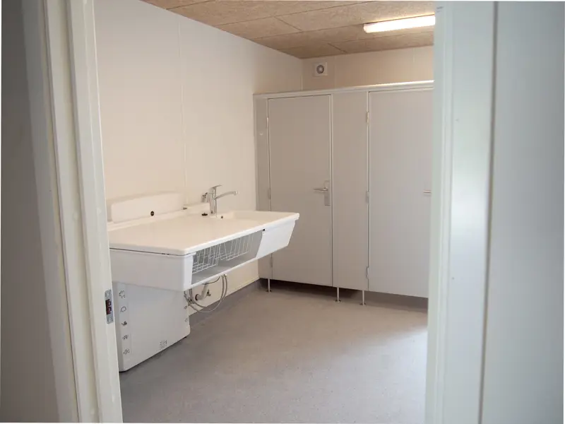 Toilet og puslerum i børneinstitution Børnely