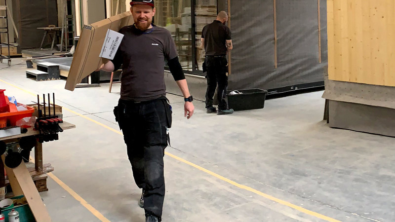 Allan, som er medarbejder i produktionen hos Flex Modul