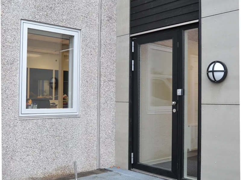 Sammenbygningen til den eksisterende bygning og Flexicubes® modulerne
