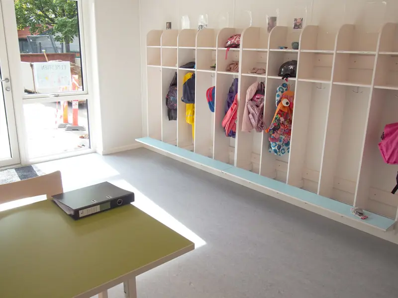 Børnehavegarderobe i Børnebyøster Poppellunden bygget i standartmoduler fra Flexicubes®