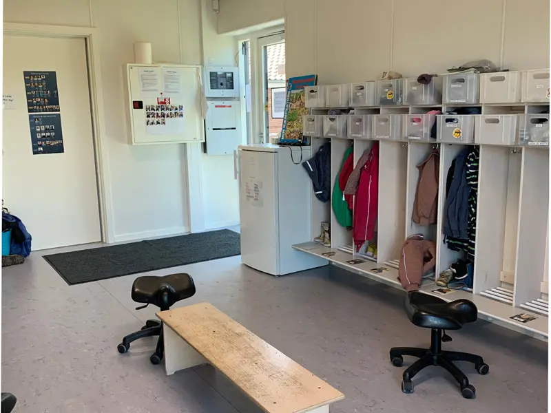 Børnegarderobe ved børnehuset Bifrost.