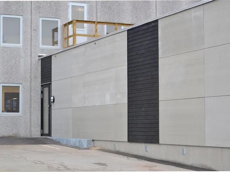 Den grå facade med træbeklædning over vinduerne på Flexicubes® modulerne som er opstillet ved Envases Europe
