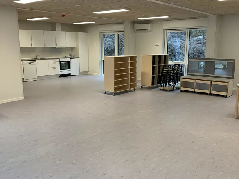 Stort fællesrum med køkken ved børnehaven BUM