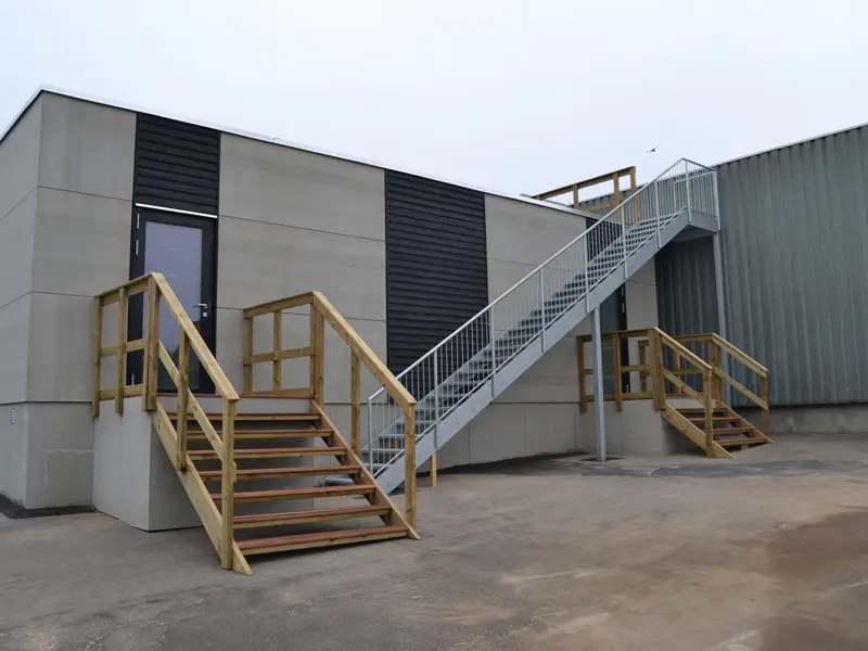 Flexicubes® moduler opstillet ved Envases Europe, med brandtrappe og en mindre til indgang
