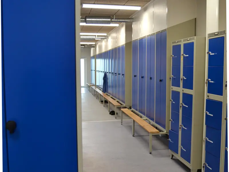 Omklædningsrum med en masse omklædningsskabe